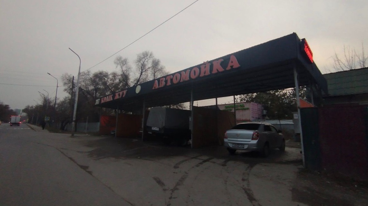 Демонтаж незаконной автомойки на улице Фаризы Онгарсыновой в Алматы