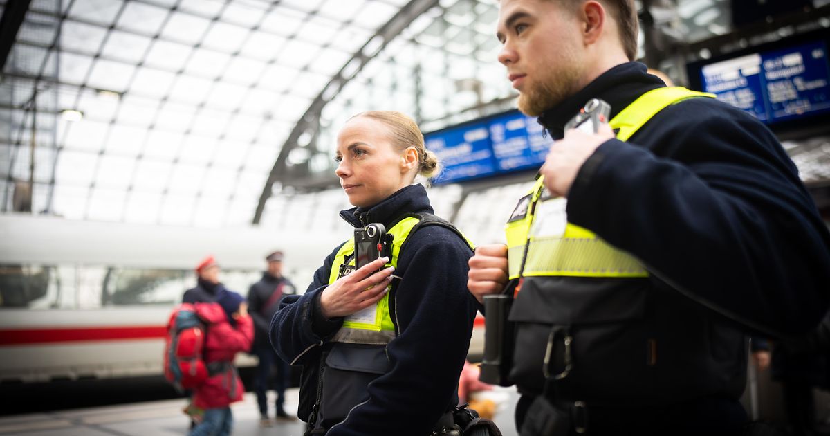 Сотрудник службы безопасности Deutsche Bahn с бодикамерой на вокзале в Германии