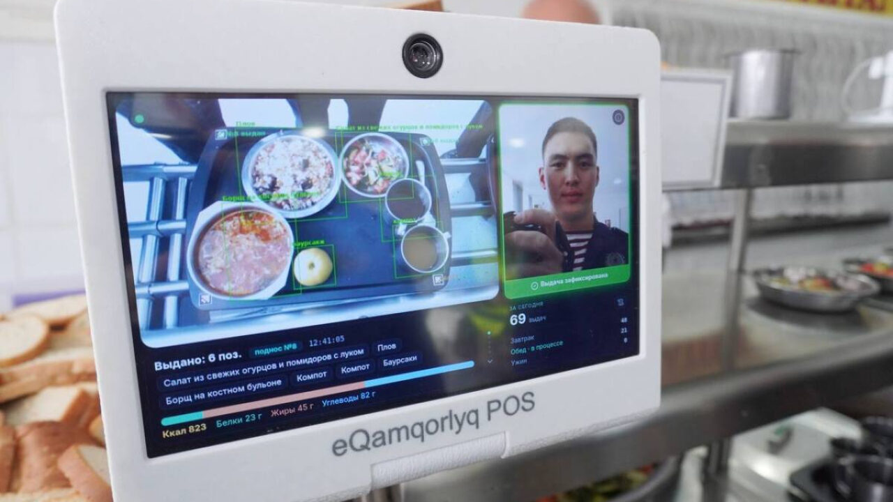 Устройство FoodPos на линии раздачи в столовой воинской части Нацгвардии в Кокшетау