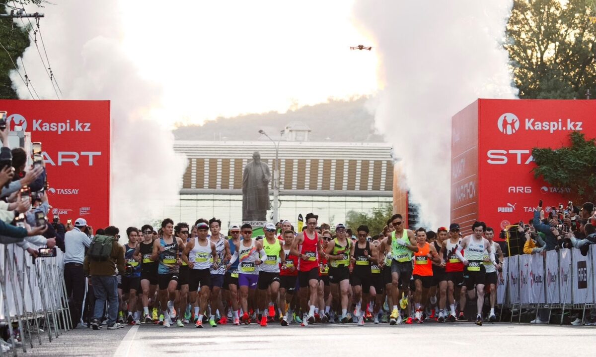 Участники Almaty Marathon 2026 на старте в Алматы