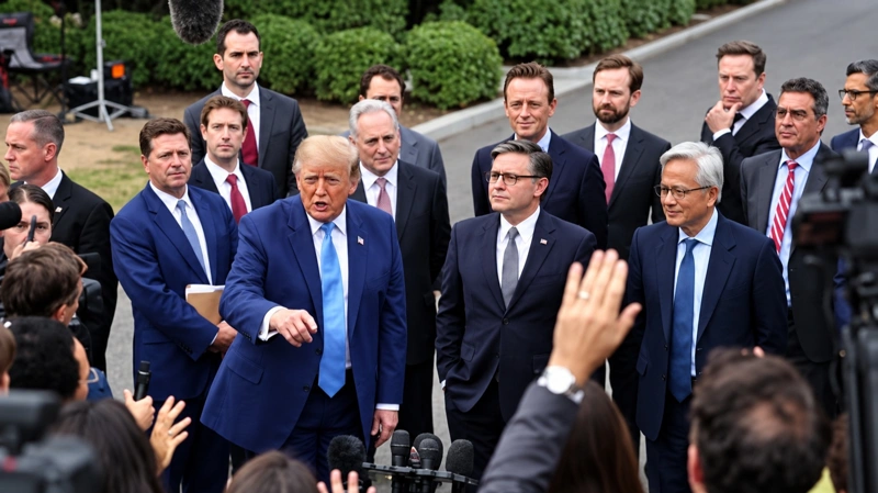 Дональд Трамп с руководителями технологических компаний при подписании соглашения по ИИ
