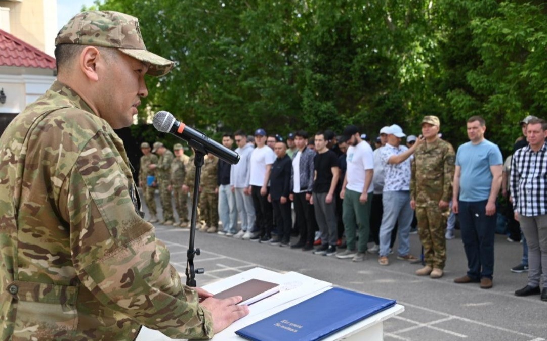 Сотрудник органа военного управления Казахстана работает с электронной базой воинского учёта