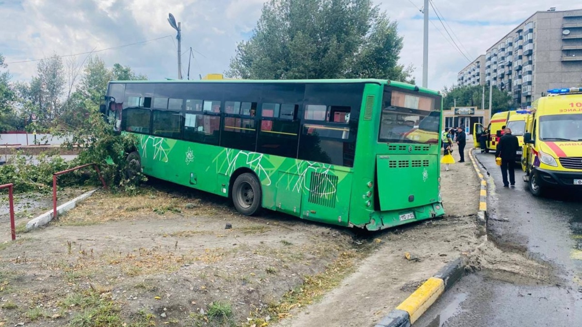 Последствия столкновения маршрутного автобуса и кроссовера на перекрёстке в Семее