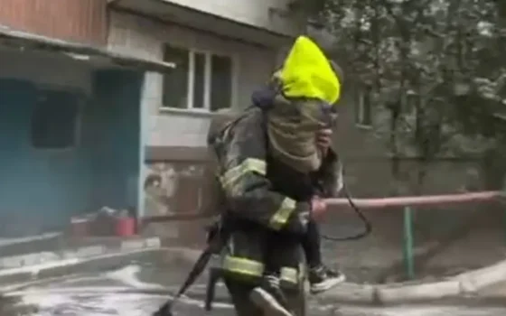 В Караганде из горящей многоэтажки вывели 40 человек