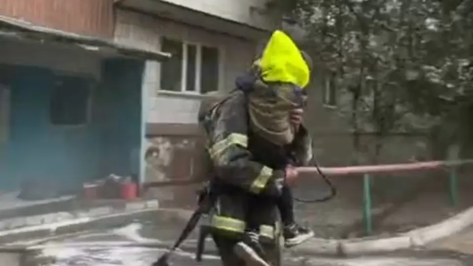 Пожар в десятиэтажном доме в микрорайоне Степной-3 в Караганде, откуда вывели 40 человек