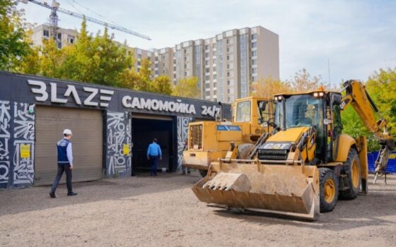 В Астане сносят незаконную автомойку по решению суда