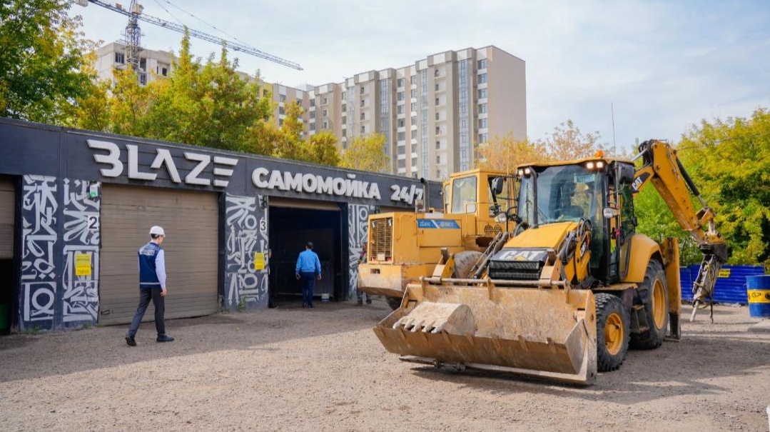 Демонтаж незаконно построенной автомойки самообслуживания на улице Тараз в Астане