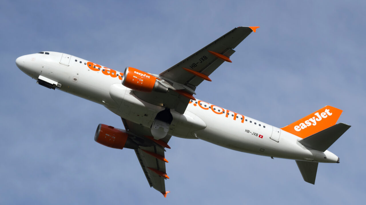 Самолёт Airbus A320 авиакомпании easyJet в аэропорту Лиссабона