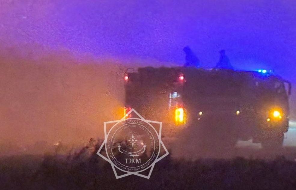 Пожарные тушат горящую сухую траву ночью в Кызылжарском районе Северо-Казахстанской области