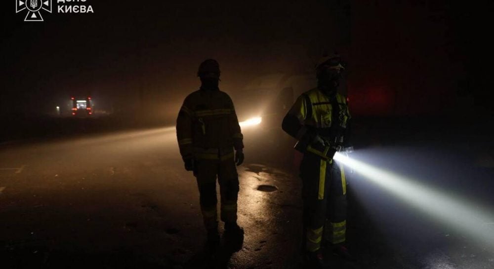 Выбитые взрывной волной окна жилого дома в Киеве после российского баллистического удара 29 октября 2026 года