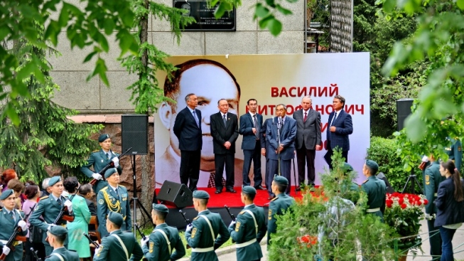 Мемориальная доска Герою Советского Союза Василию Бенберину в Алматы