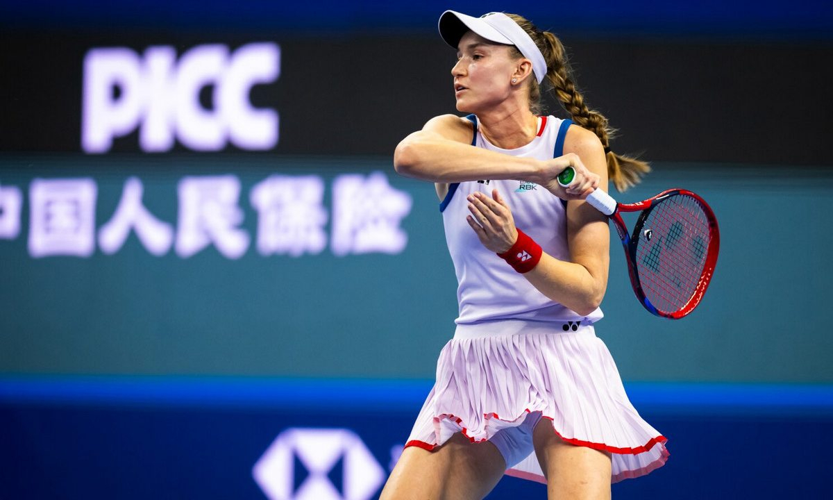 Елена Рыбакина на корте во время турнира WTA 500 в Нинбо
