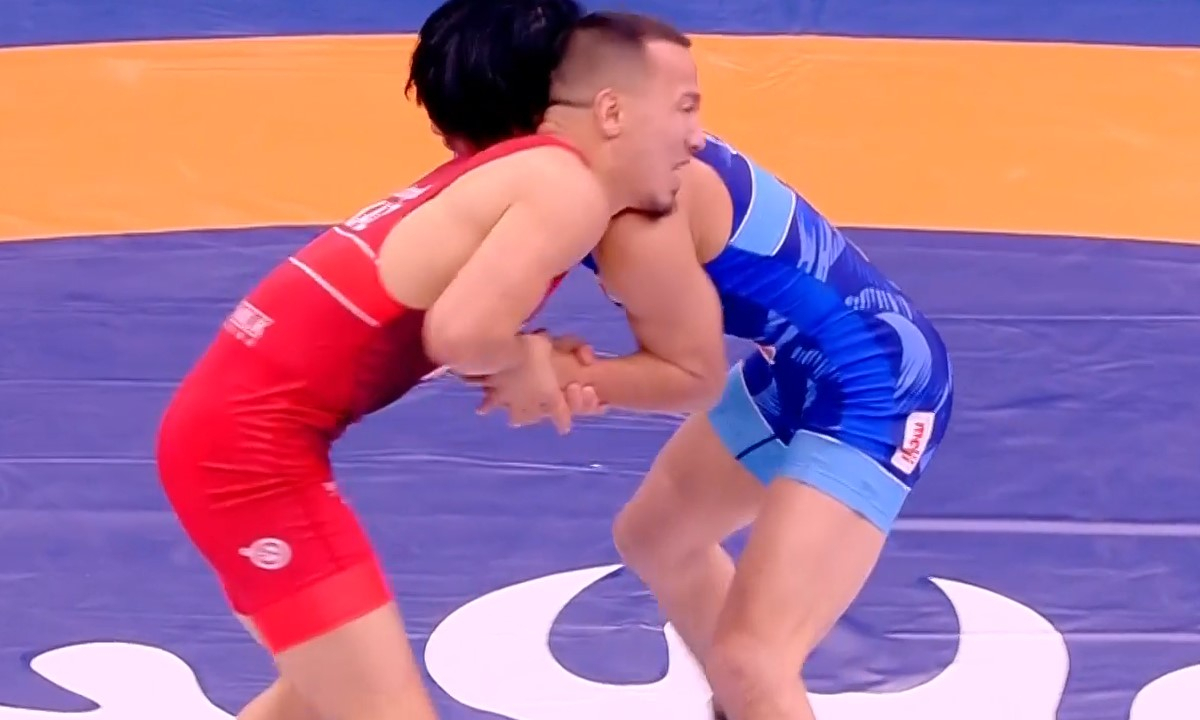 Айдос Султангали в полуфинальной схватке чемпионата мира по греко-римской борьбе в Астане
