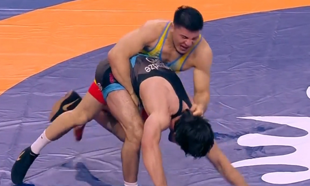 Азамат Даулетбеков в схватке на чемпионате мира по борьбе в Астане
