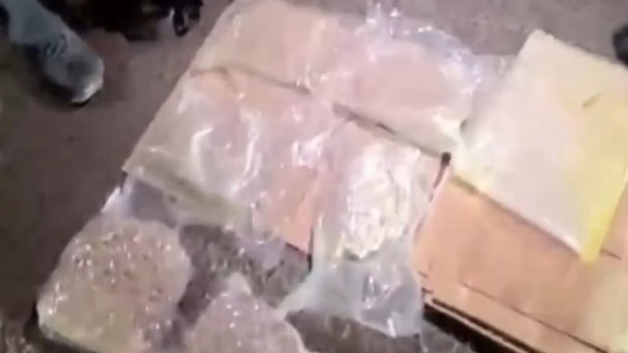 Полицейские осматривают автомобиль с мефедроном на посту у въезда в Астану