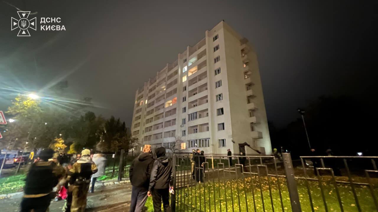 Спасатели ГСЧС на месте удара российской баллистической ракеты в Киеве вечером 26 октября 2026 года