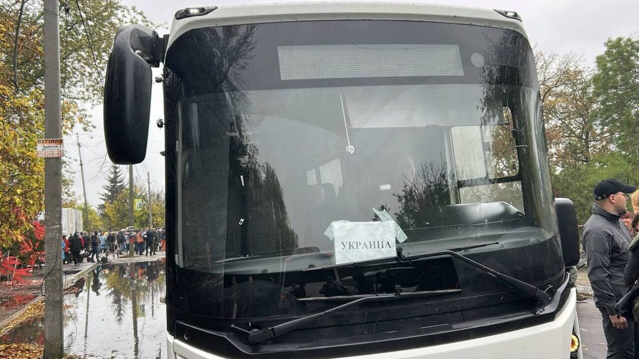 Жители оккупированных Олешек встречают украинскую гуманитарную делегацию, 30 октября 2026 года