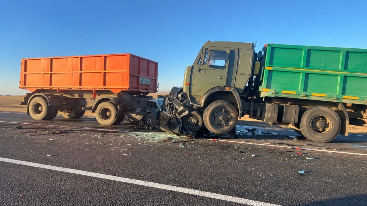 Последствия ДТП с участием пяти автомобилей на трассе Петропавловск — Кокшетау в Северо-Казахстанской области