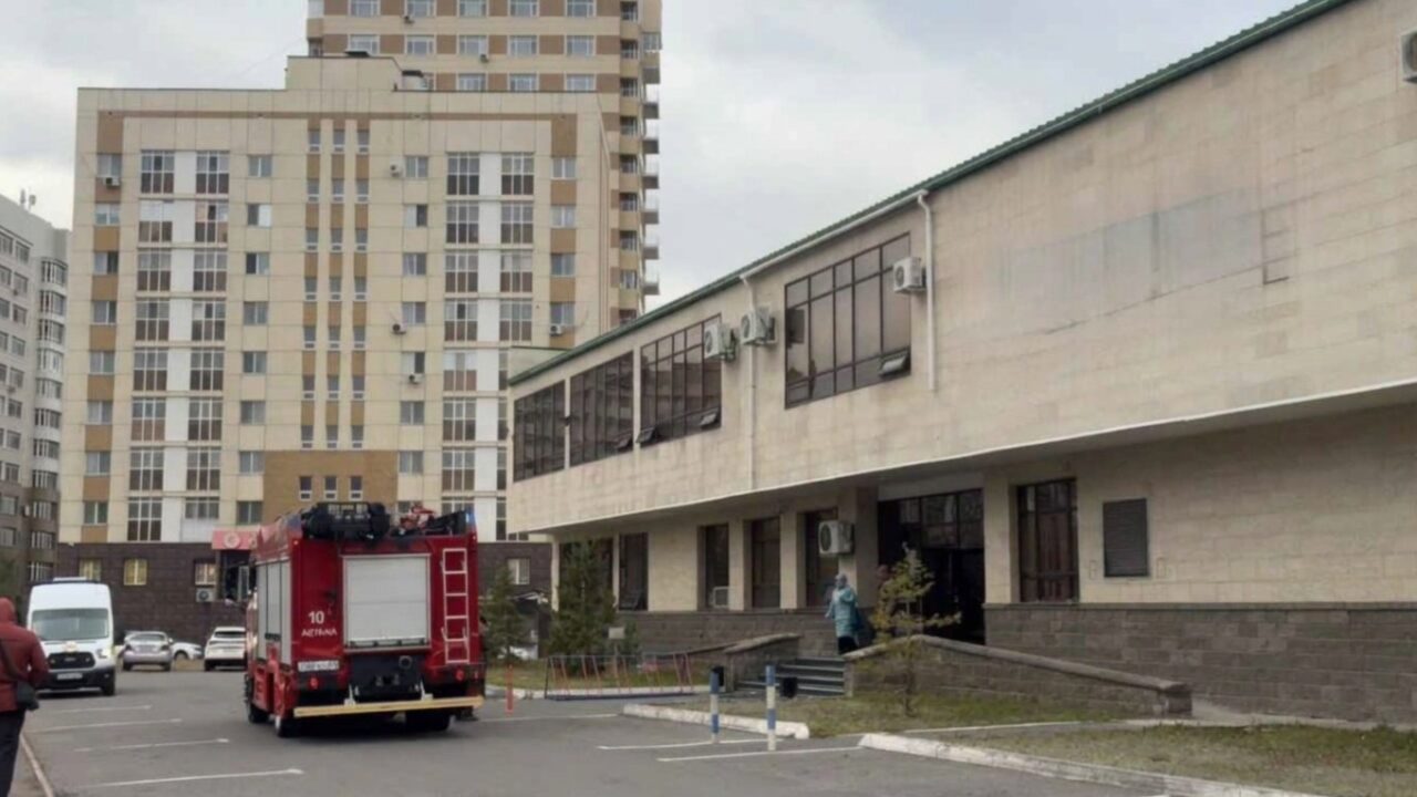 Пожарные МЧС у фитнес-центра на улице Сатпаева в Астане