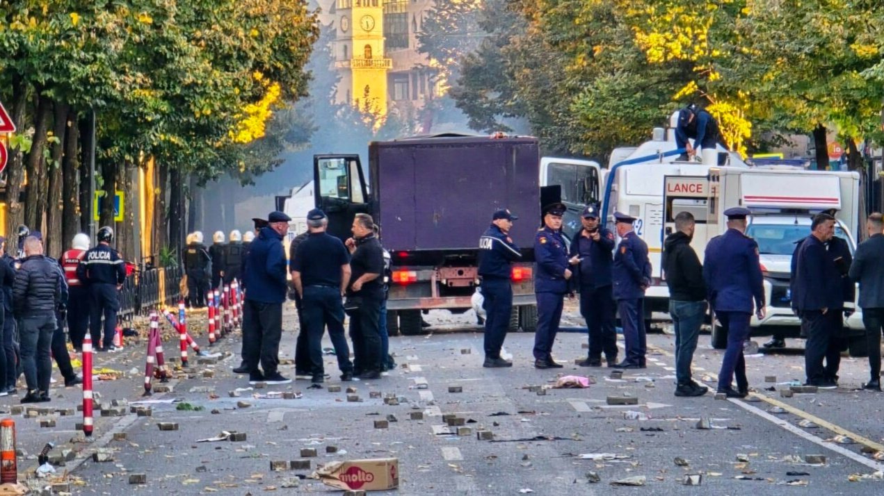 Столкновения протестующих с полицией в Тиране во время антиправительственных акций в Албании