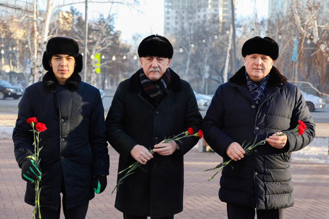Цветы у памятника жертвам политических репрессий и голода в Астане