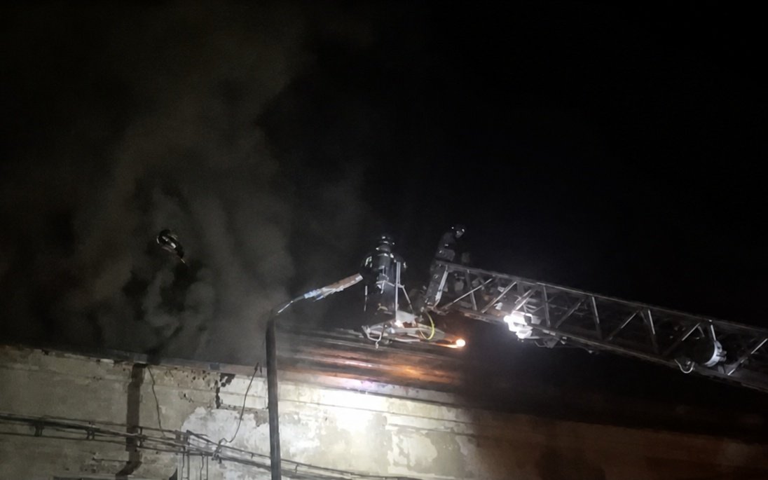 Горящее складское здание на территории конденсаторного завода в Усть-Каменогорске