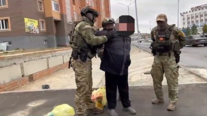 Задержание подозреваемого в сбыте наркотиков в Кокшетау, кадр видео полиции