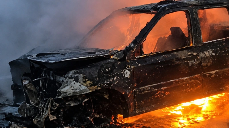 Сгоревшие легковые автомобили на уличной парковке в районе Сарайшык в Астане