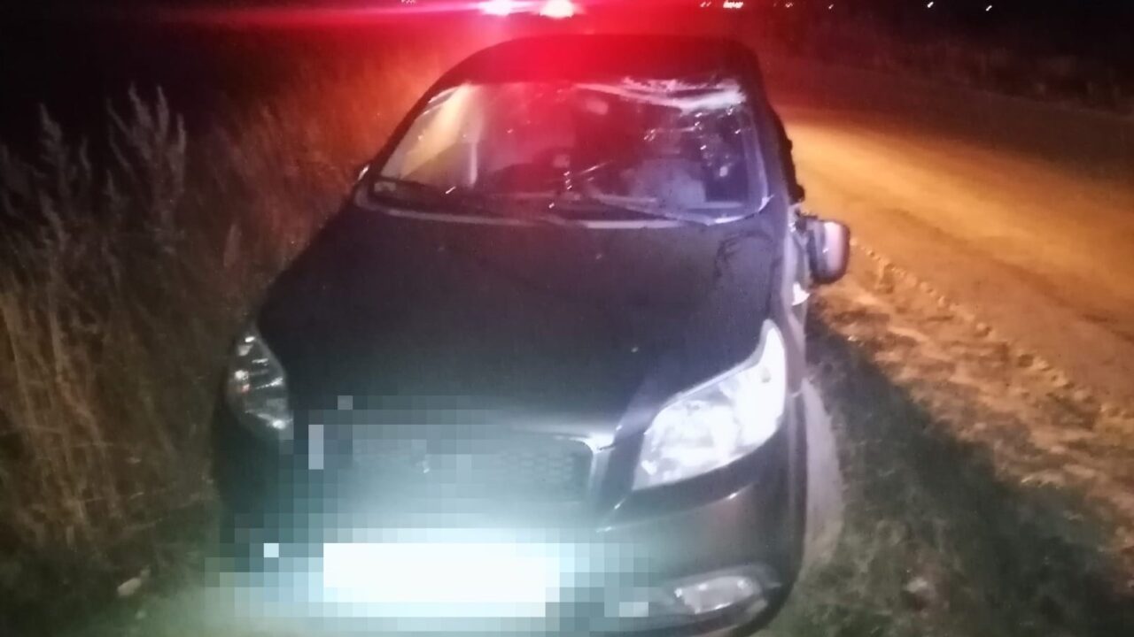 Опрокинувшийся автомобиль на трассе Рудный — Качар в Костанайской области