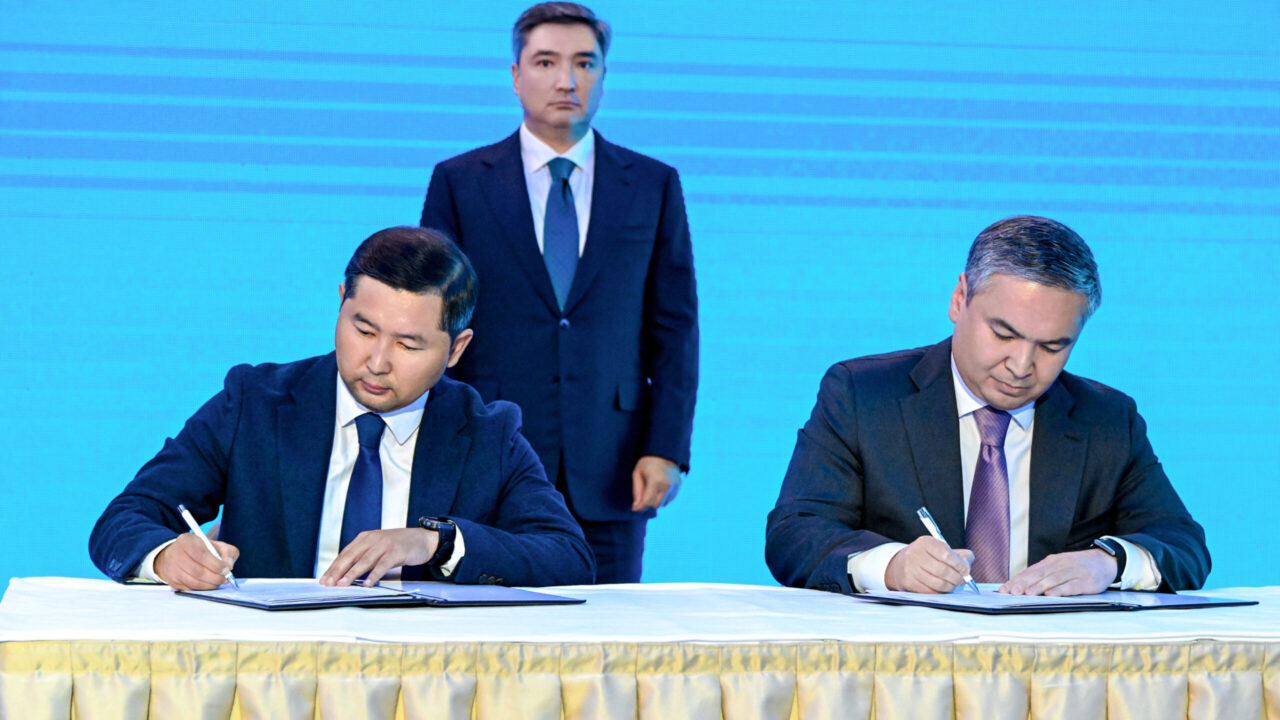 Подписание соглашения о заводе стеклотары в Актобе на KGIR 2026 в Шымкенте