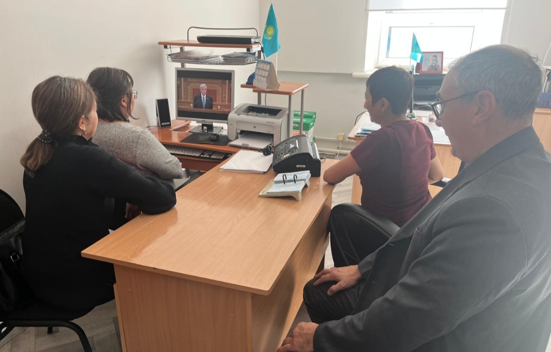 Сотрудники госоргана смотрят трансляцию Послания Касым-Жомарта Токаева народу Казахстана
