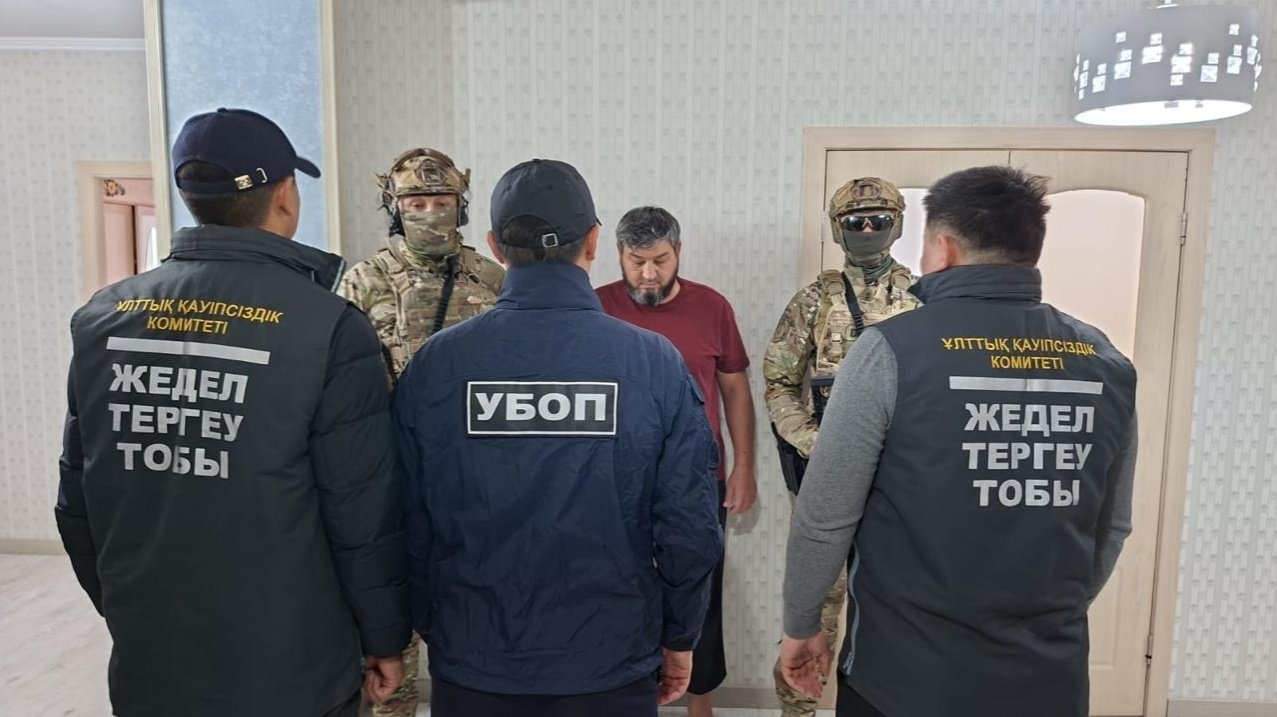 Сотрудники КНБ во время операции против ОПГ в Мангистауской области