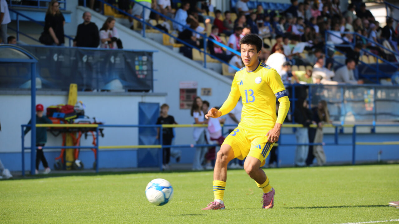 Футболисты юношеской сборной Казахстана U-19 на матче Youth Nations Cup в Словакии