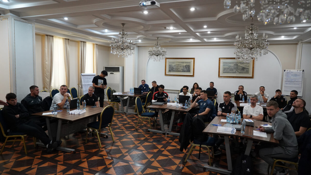 Участники курса UEFA B-Fitness на занятии в Астане