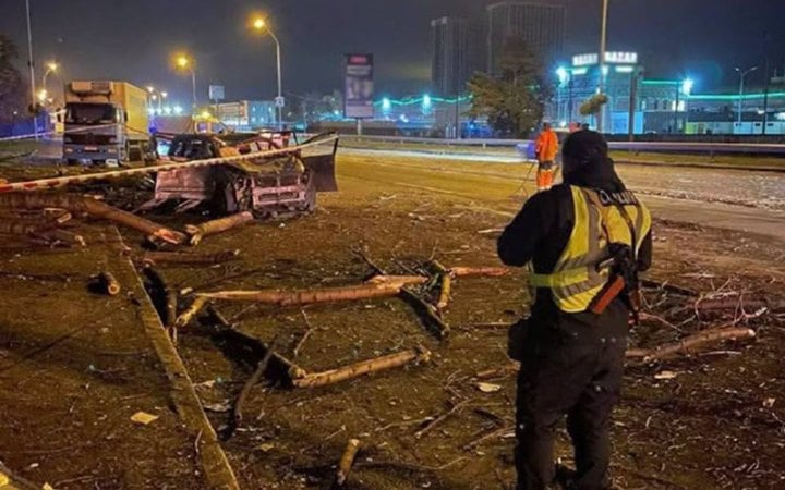 Повреждённые здания и автомобили в Киеве после ночного удара России