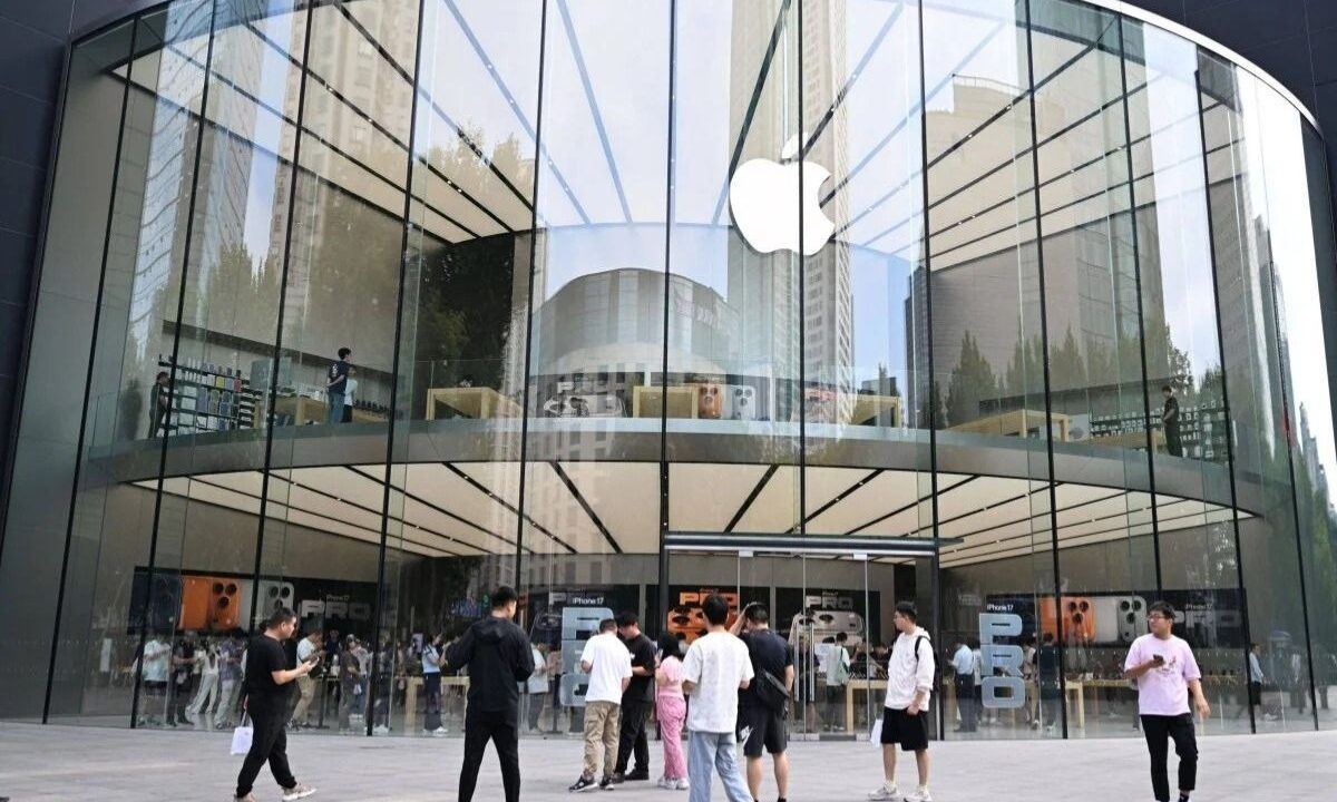Смартфоны iPhone в магазине Apple в Китае