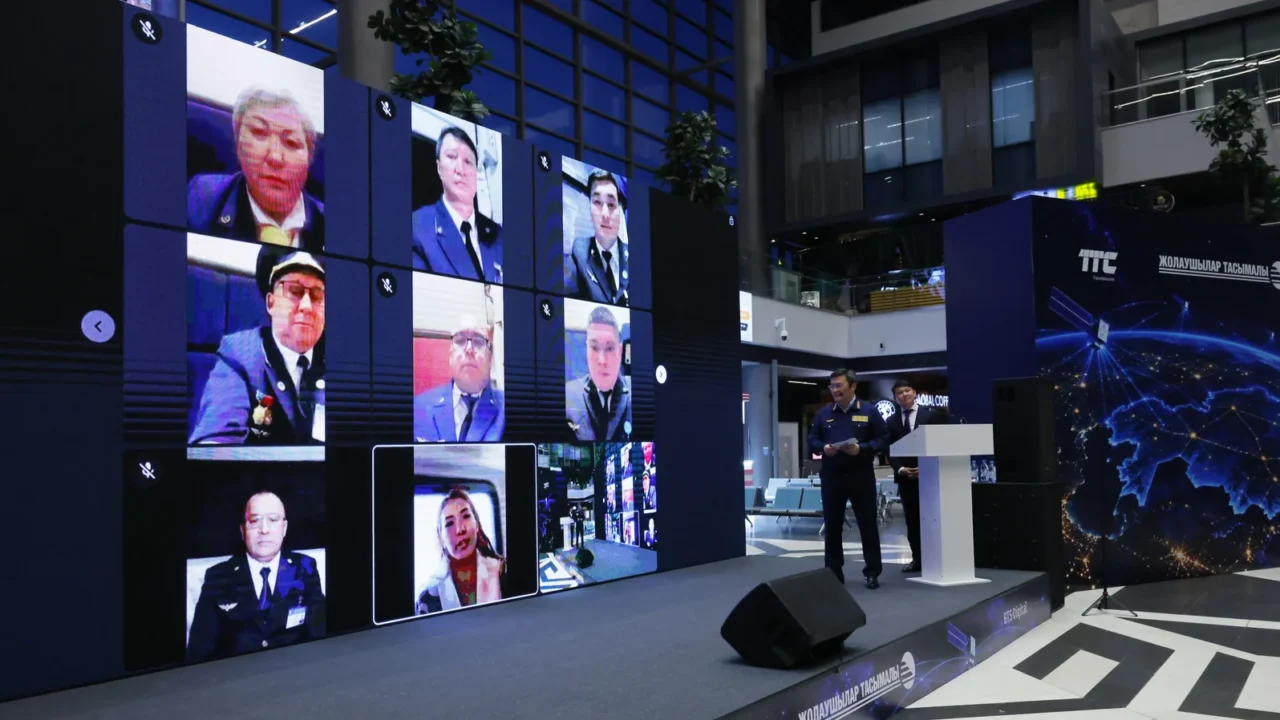 Презентация спутникового интернета Starlink в поездах на вокзале «Нурлы жол» в Астане