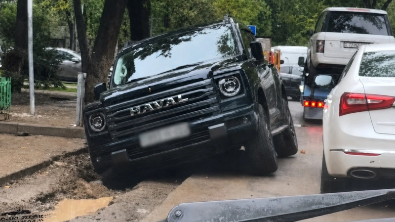 Провал дорожного покрытия на улице Алматы после затяжных дождей