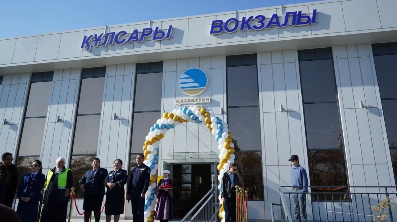 Здание нового железнодорожного вокзала в Кульсары Атырауской области