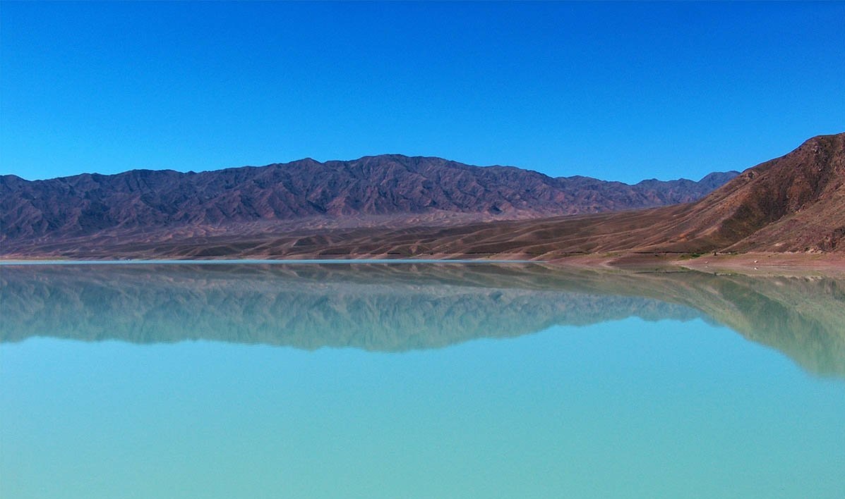 Берег Бартогайского водохранилища среди гор