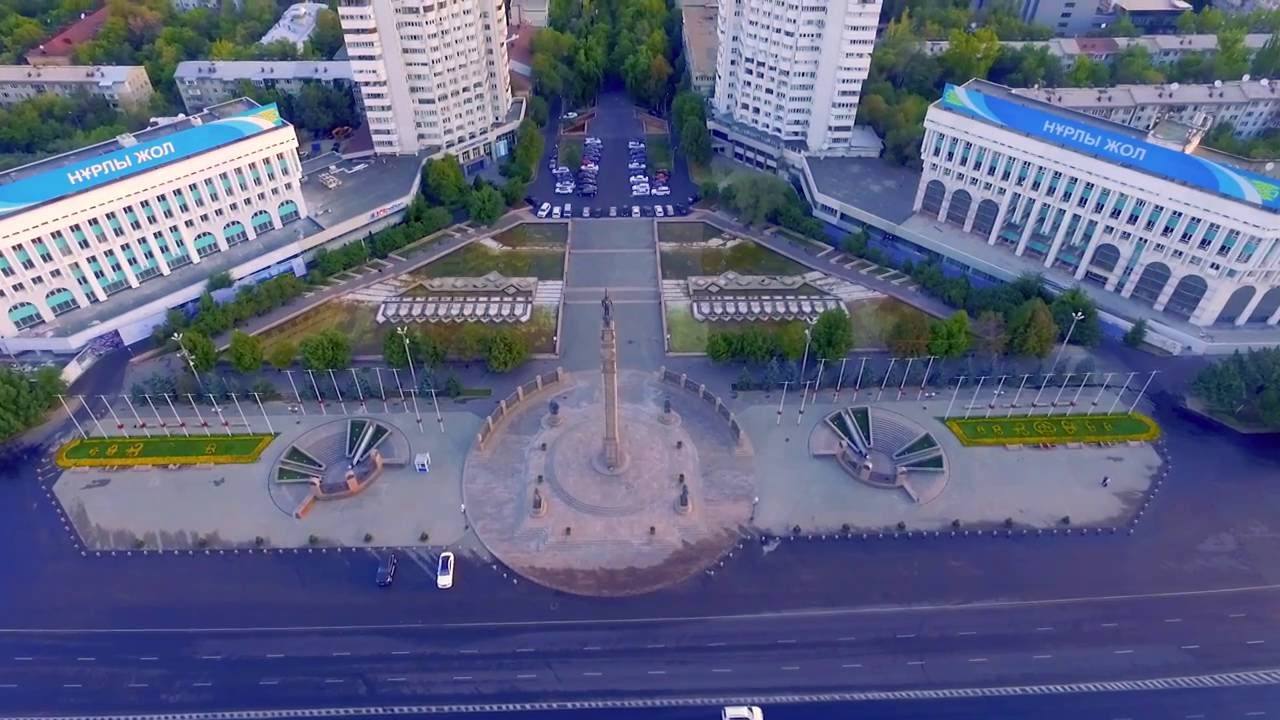Вид на площадь Республики и горы Заилийского Алатау