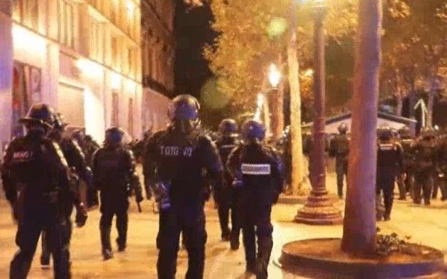 Протестующие и полиция на улицах во время беспорядков во Франции 17 октября 2026 года