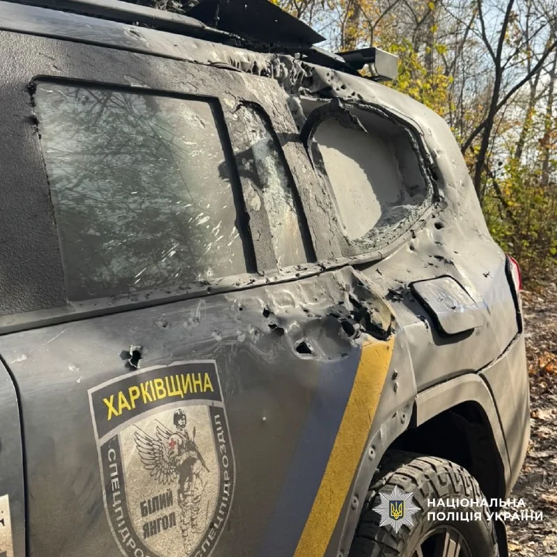 Повреждения служебного автомобиля полиции после удара российского FPV-дрона по дороге в Зелёный Гай Харьковской области
