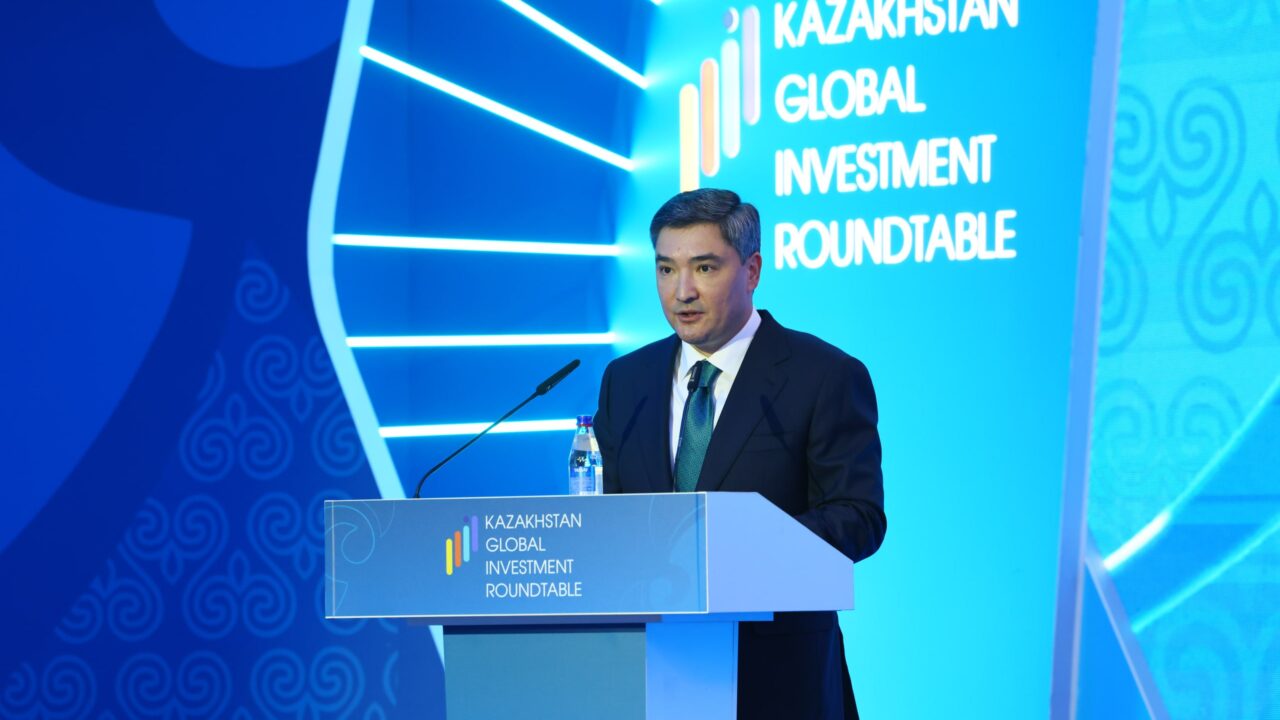 Премьер-министр Олжас Бектенов на инвестиционном круглом столе KGIR-2026 в Шымкенте