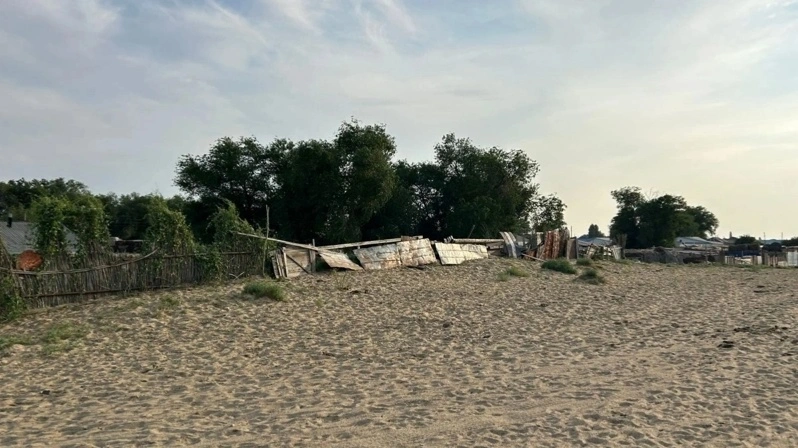 Движение песков у сёл в Актюбинской области