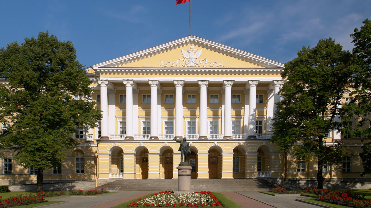 Вход в Смольный, где располагается правительство Санкт-Петербурга