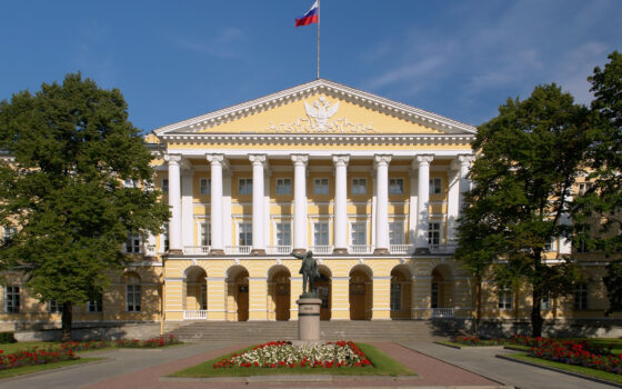 Петербург запретил мигрантам работу в магазинах и салонах