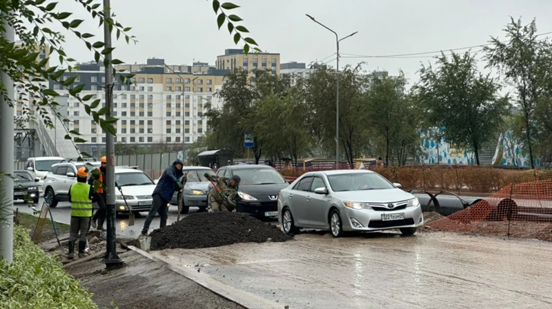 Провал на дороге после просадки грунта на улице Момышулы в Алматы