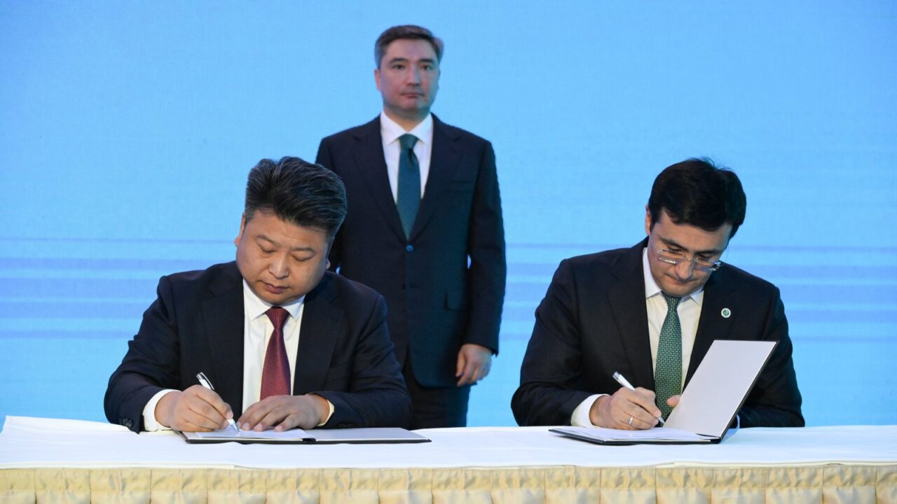 Холдинг «Байтерек» и Guoyou Materials Group подписали меморандум о терминале в порту Курык на KGIR-2026 в Шымкенте