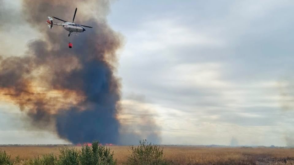 Вертолёт тушит природный пожар в Саркандском районе области Жетісу